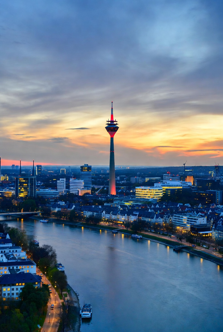 Rheinturm Düsseldorf – der Fernsehturm und Wahrzeichen der Rheinmetropole